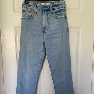 Abercrombie 90s Straight Ultra High Rise. Size 24